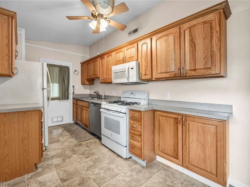160 Boston Avenue, Elyria, OH 44035 Photo 10