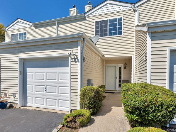 125 Farm House Court , Manorville, NY 11949