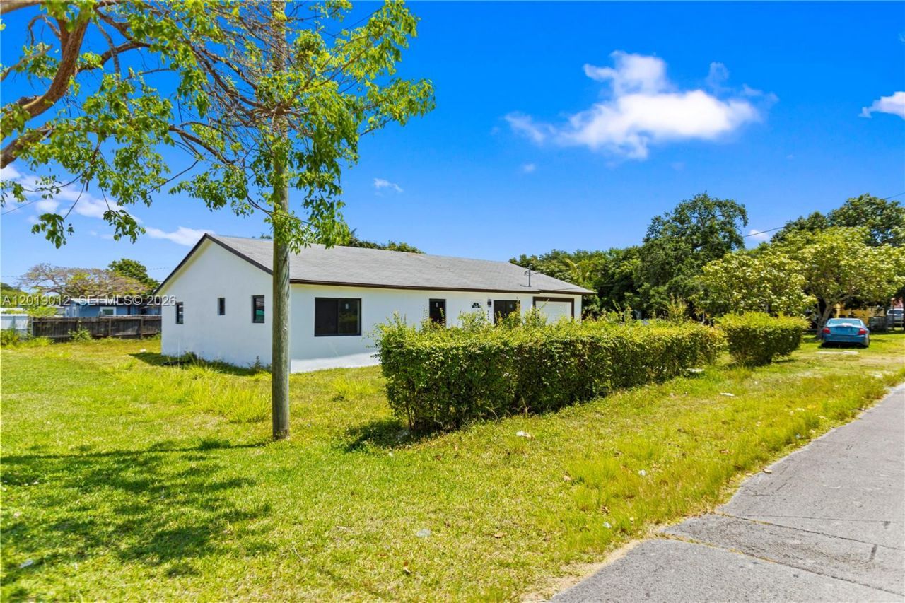 12035 SW 214th Ter, Miami, FL 33177 Photo