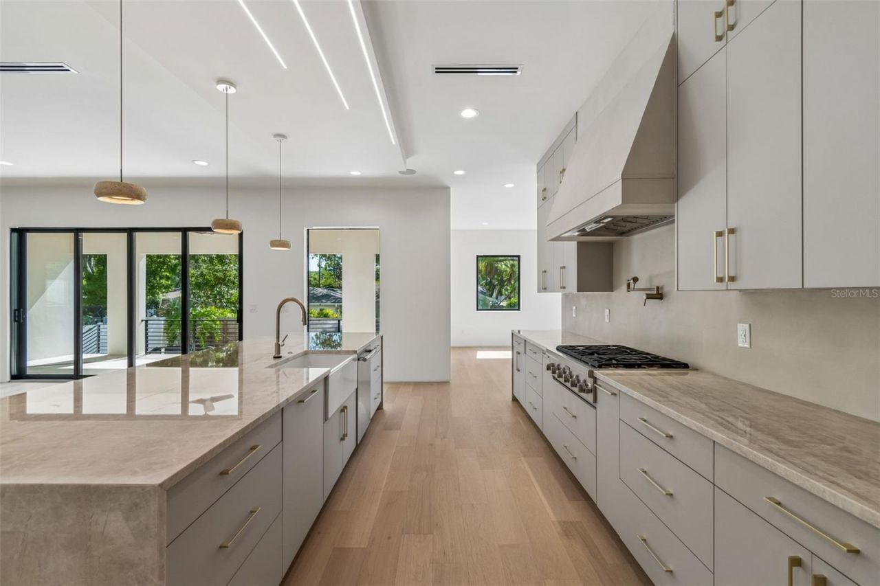 206 S Treasure Drive, Tampa, FL 33609 Photo