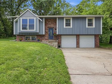 126 Beach Drive, Lake Tapawingo, MO 64015