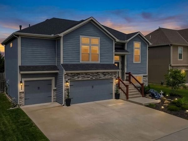 1700 Shadow Drive, Leavenworth, KS 66048