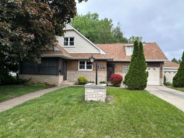 820 11th Street , Dewitt, IA 52472