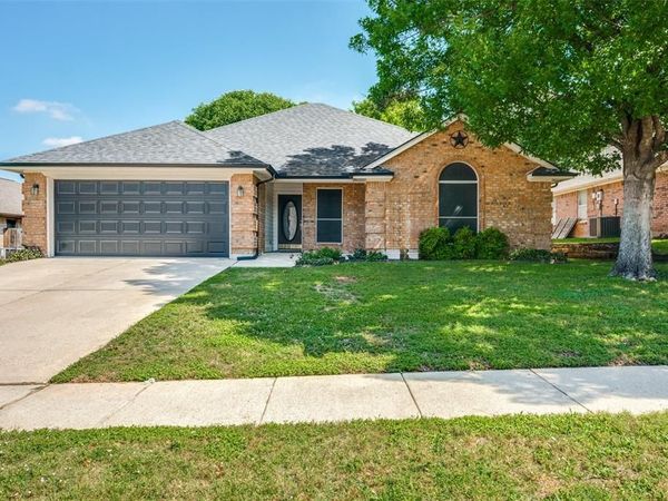 816 Willow Court, Saginaw, TX 76179