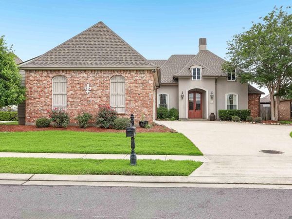 9040 Spring Grove Dr, Baton Rouge, LA 70809
