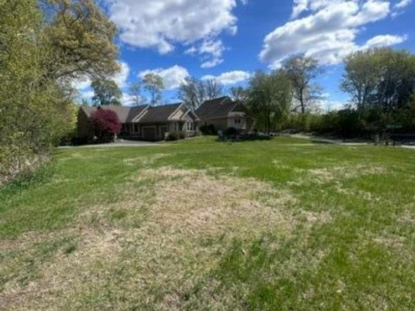 25 Pine Road , North Oaks, MN 55127