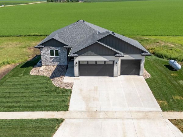 1403 Castle Street, Larchwood, IA 51241