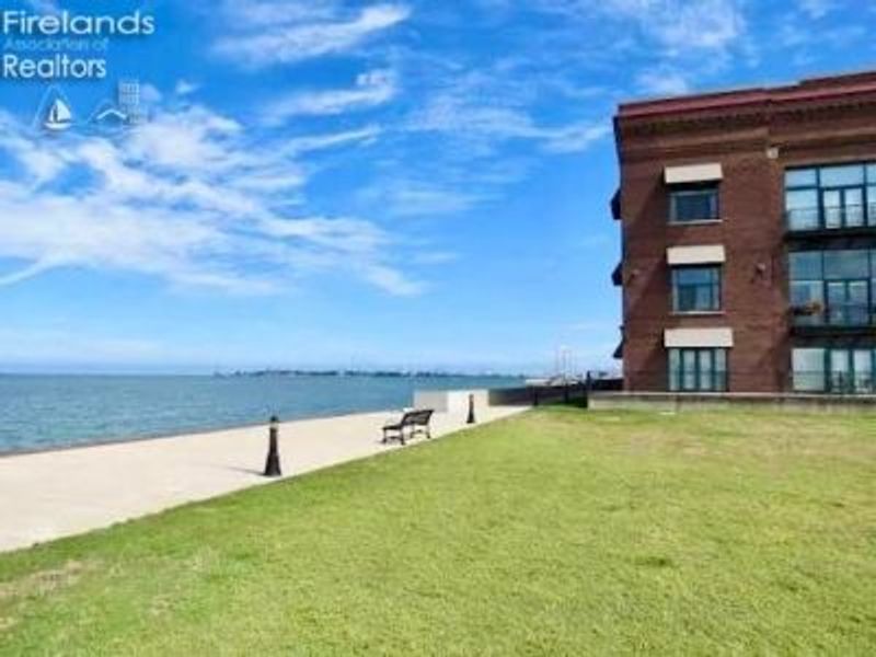 401 W Shoreline Drive, Unit 112, Sandusky, OH 44870 Photo 2