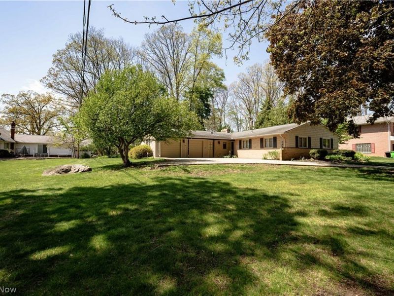1009 Fair Oaks Avenue SW, North Canton, OH 44720 Photo 2