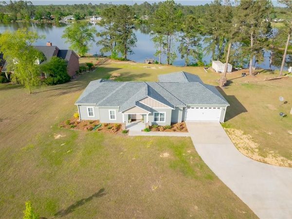 179 Woodlake Circle , Douglas, GA 31535