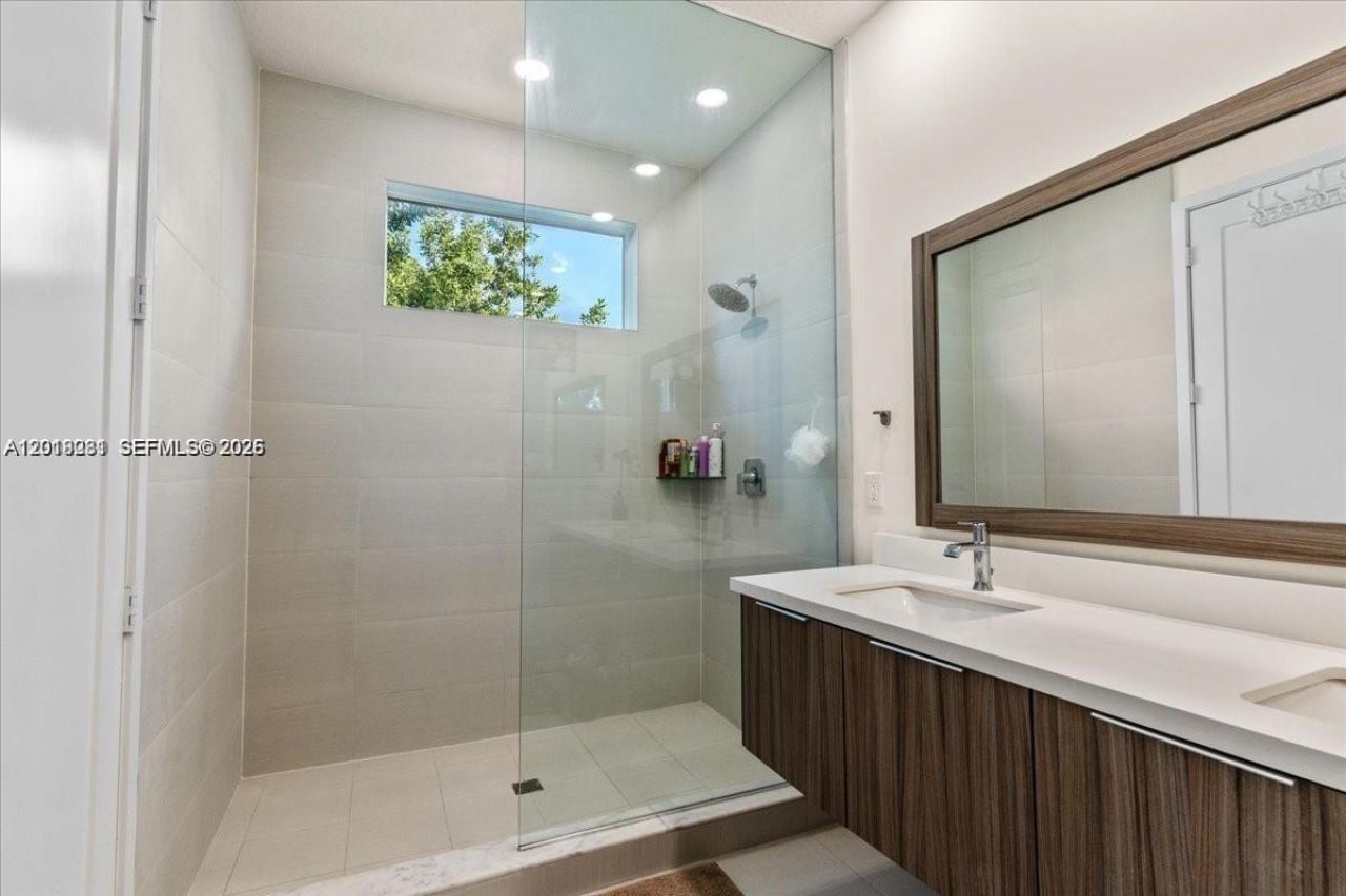 6680 NW 102nd Path , Doral, FL 33178 Photo