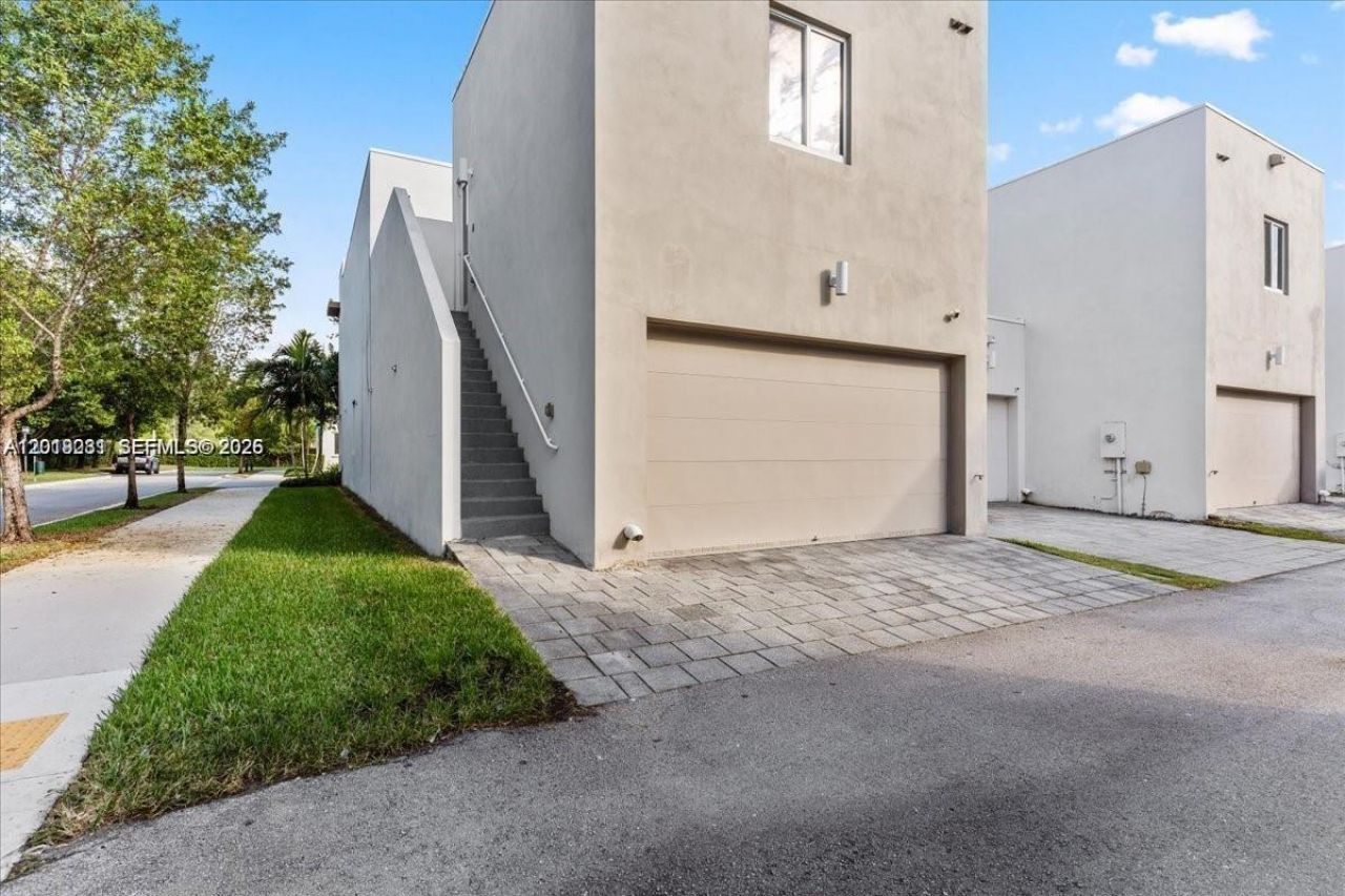 6680 NW 102nd Path , Doral, FL 33178 Photo