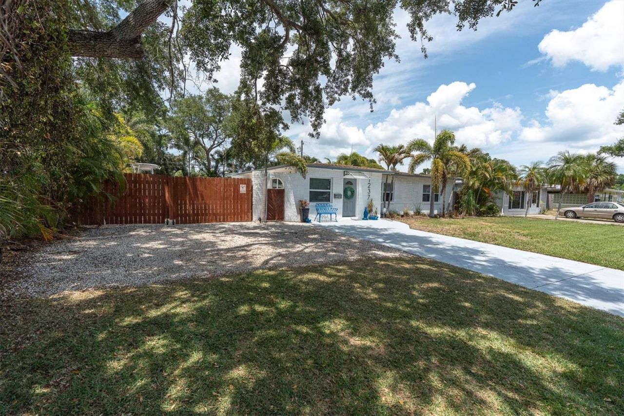 1237 57th Avenue N, Saint Petersburg, FL 33703 Photo
