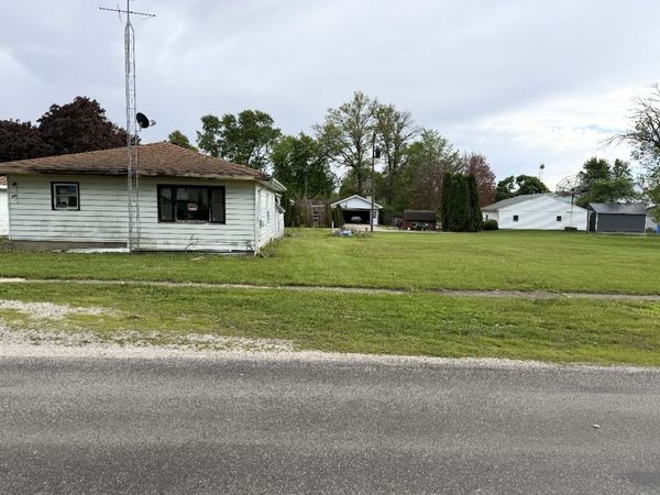 105 W Columbus Street , Sibley, IL 61773