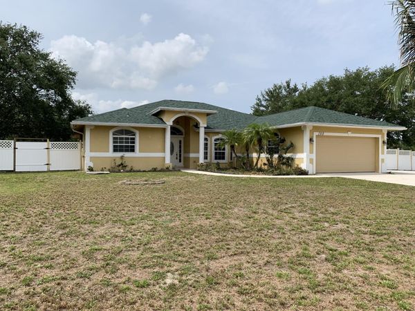 180 SW Oakridge Drive, Port St. Lucie, FL 34984
