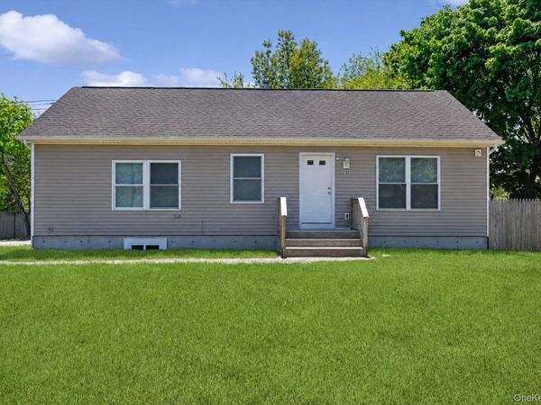 762 Bourdois Avenue , Bellport, NY 11713