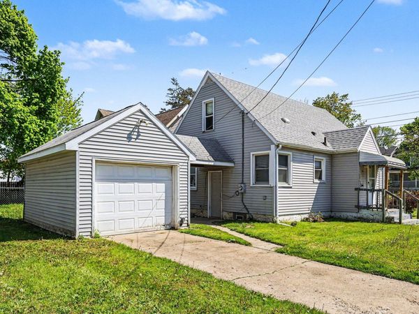 902 W Lapeer Street, Lansing, MI 48915
