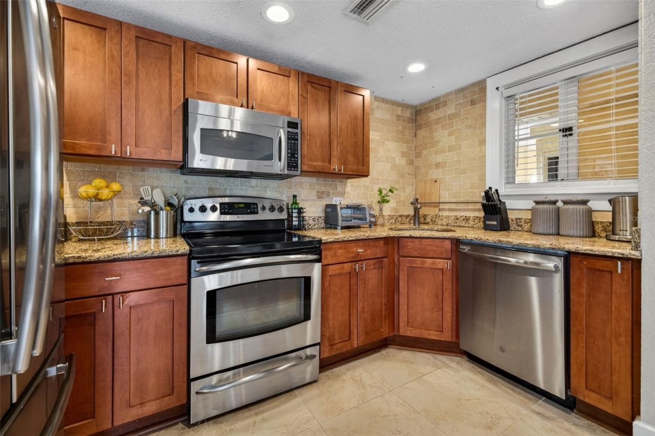 210 22nd Avenue Ne, Unit 12, Saint Petersburg, FL 33704 Photo