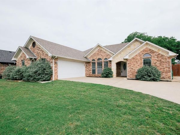 706 W Sherman Drive , Aubrey, TX 76227