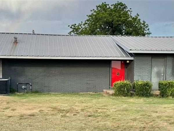 1807 Crowell Highway , Quanah, TX 79252