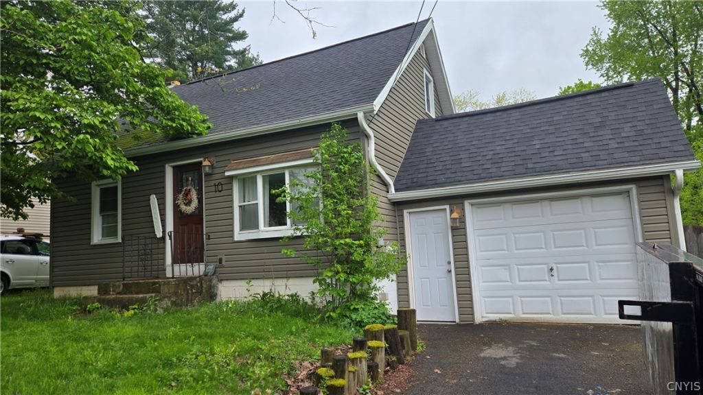 10 Tibbitts Road, New Hartford, NY 13413 Main Photo