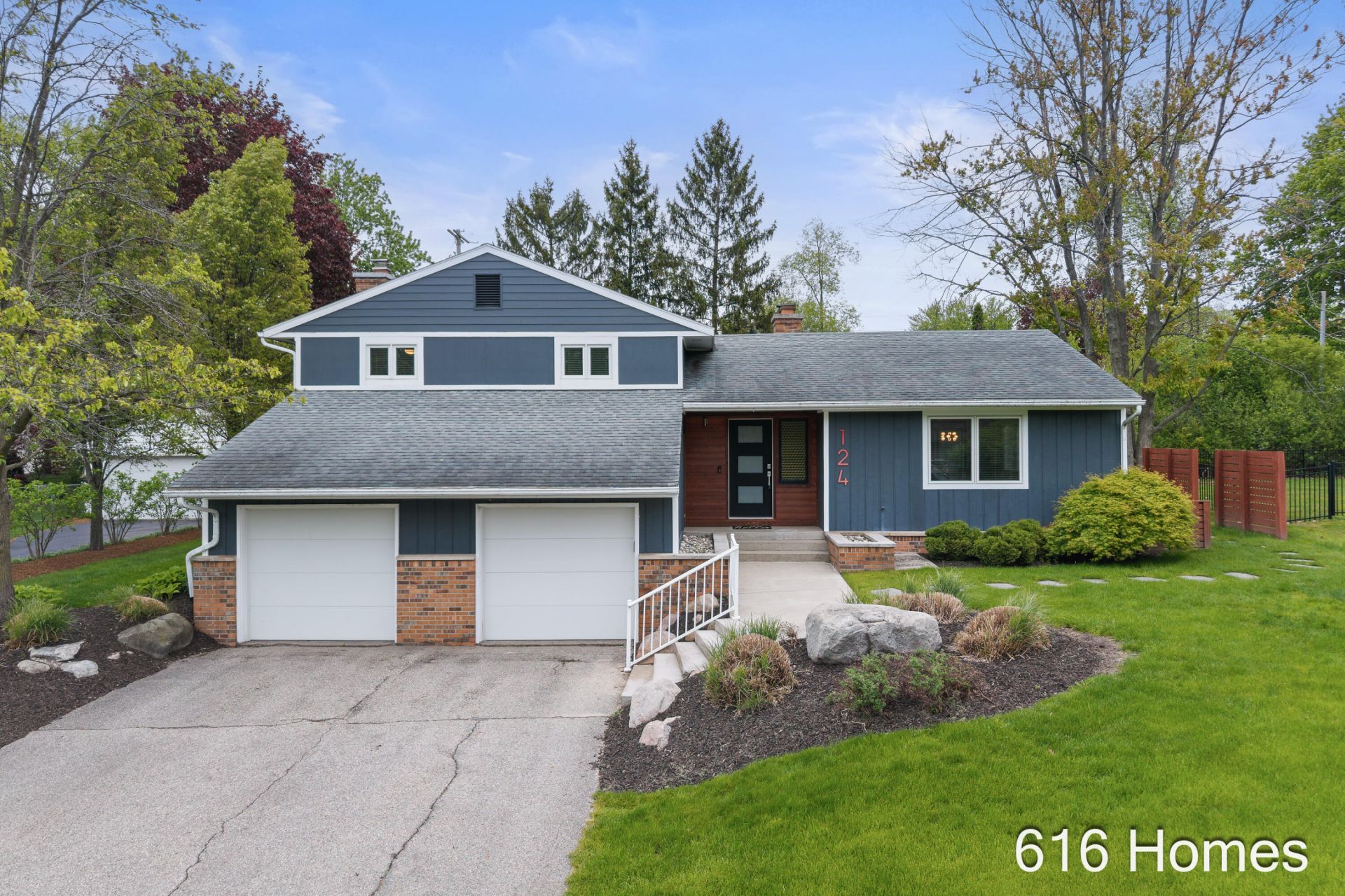 124 Loch Lomond Avenue Ne, Grand Rapids, MI 49546 Main Photo