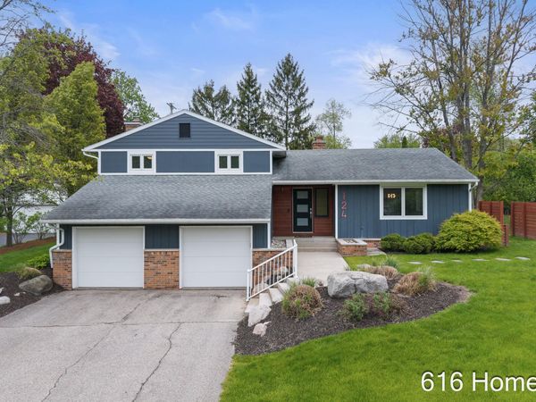 124 Loch Lomond Avenue NE, Grand Rapids, MI 49546