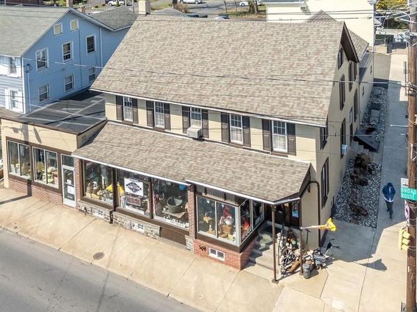 141 E BROAD STREET , QUAKERTOWN, PA 18951