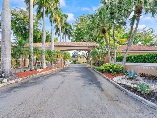 11461 Lakeview Dr, Unit 8A, Coral Springs, FL 33071