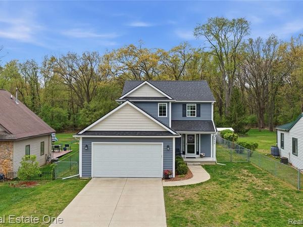 8915 Gittins Street, Commerce Twp, MI 48382