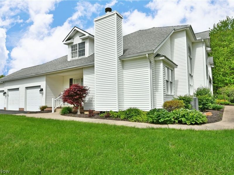 502 Turnberry Court NE, Warren, OH 44484 Photo 3