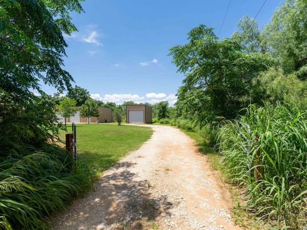 9195 S LOOP 1604 E, Elmendorf, TX 78112