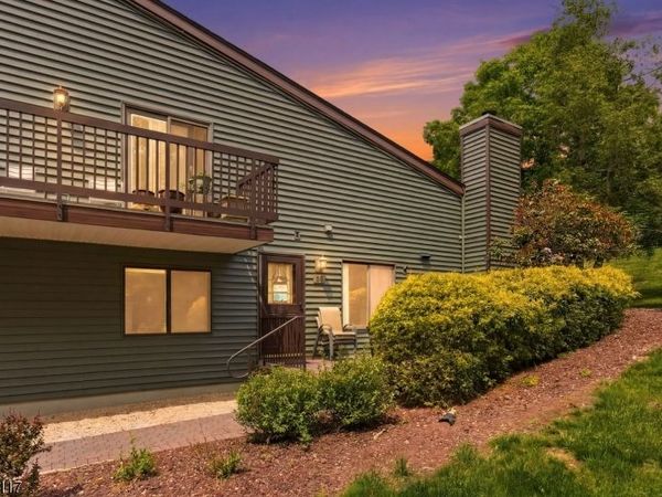 55 Meadowview Dr, Clinton, NJ 08801
