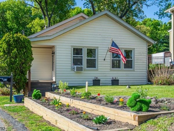 42 Main Beach Rd, Ringwood, NJ 07456
