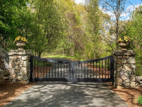 1A Hartford Street, Dover, MA 02030