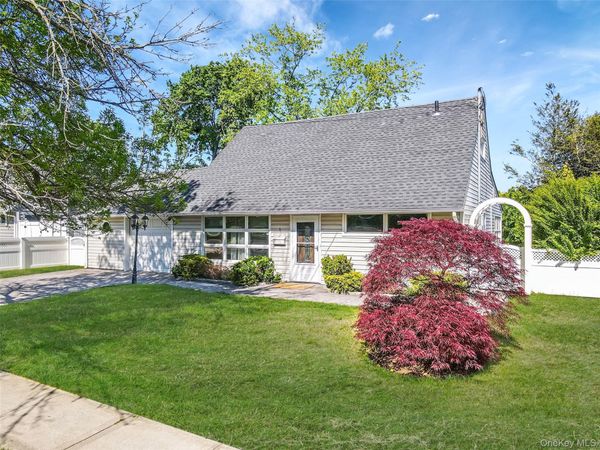 6 Arizona Avenue , Syosset, NY 11791