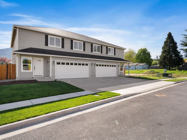 167 SE Champagne Court, Grants Pass, OR 97527