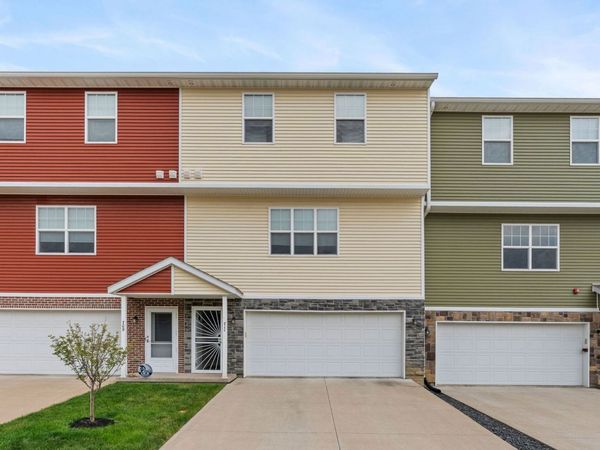 711 Cox Court , Leclaire, IA 52753