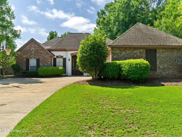 67 Woodside , Hattiesburg, MS 39402