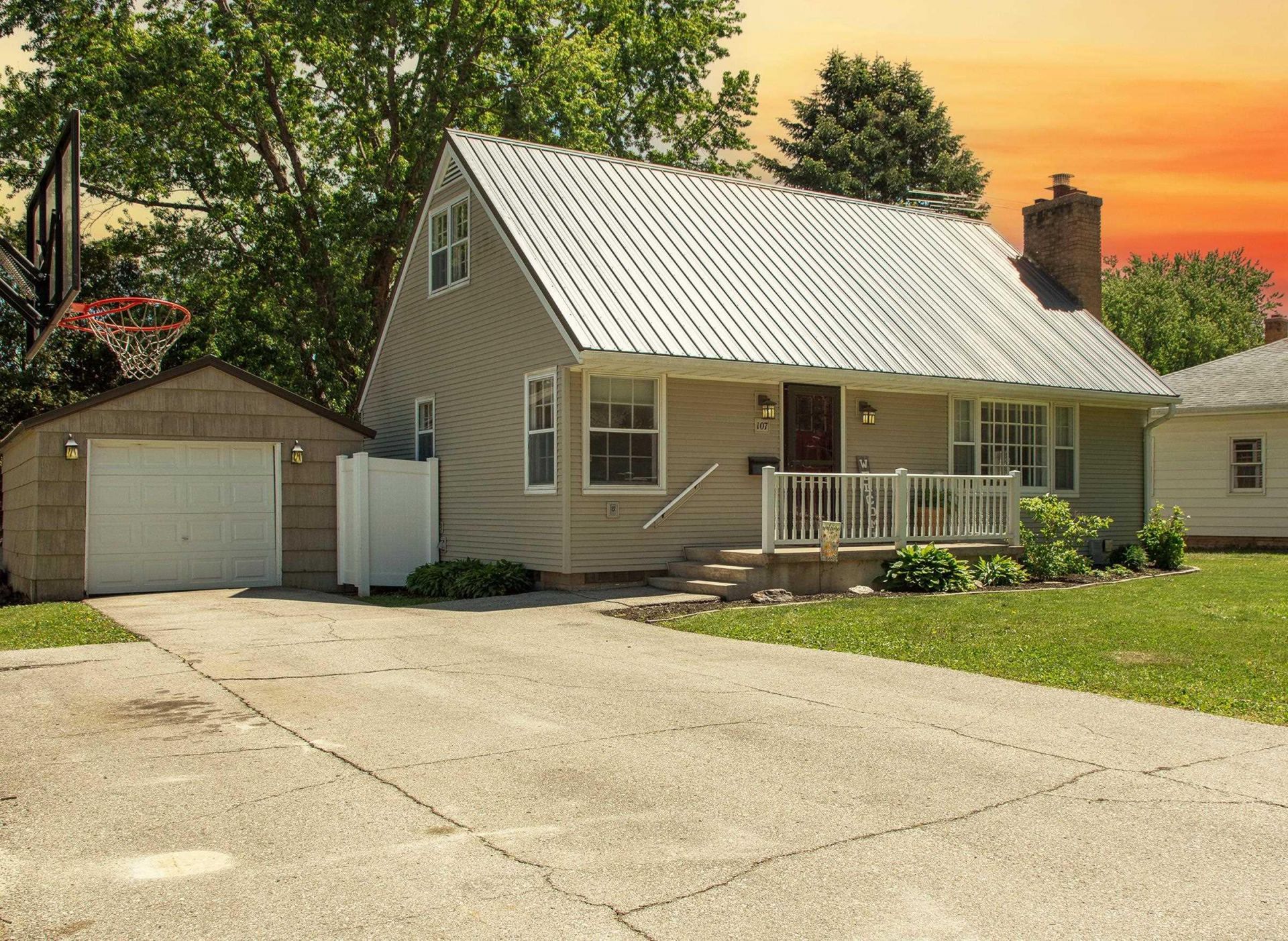 107 SW Sunset Street, Waverly, IA 50677 Main Photo