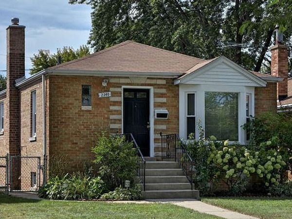 2140 Dobson Street , Evanston, IL 60202