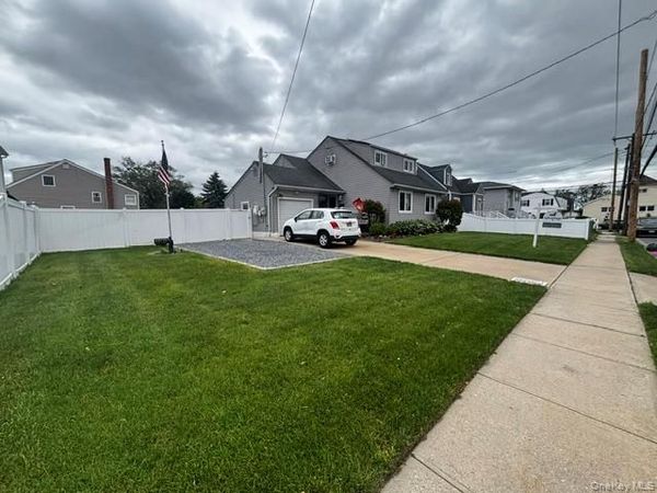 101 Buena Vista Boulevard, Lindenhurst, NY 11757