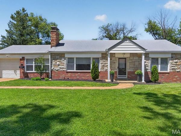 415 Larkhill Court, Webster Groves, MO 63119