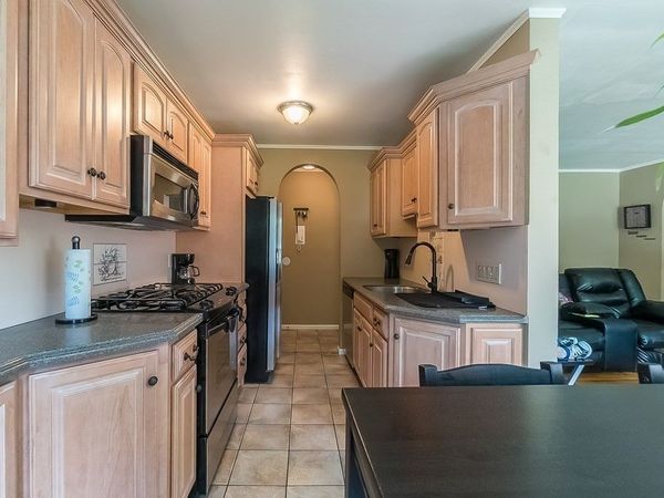 288 Regency Park Dr, Unit 288, Agawam, MA 01001