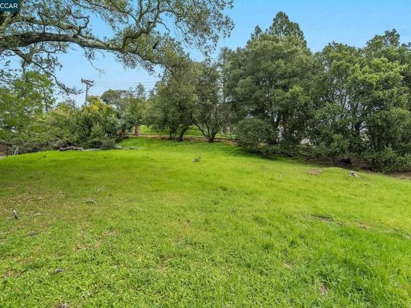 9 Charles Hill Rd, Orinda, CA 94563