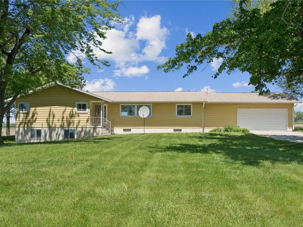 1347 PP Avenue , Marengo, IA 52301