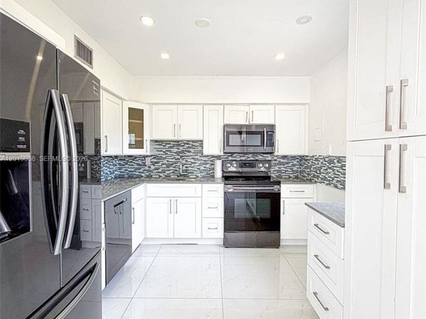 240 NW 36th St, Oakland Park, FL 33309