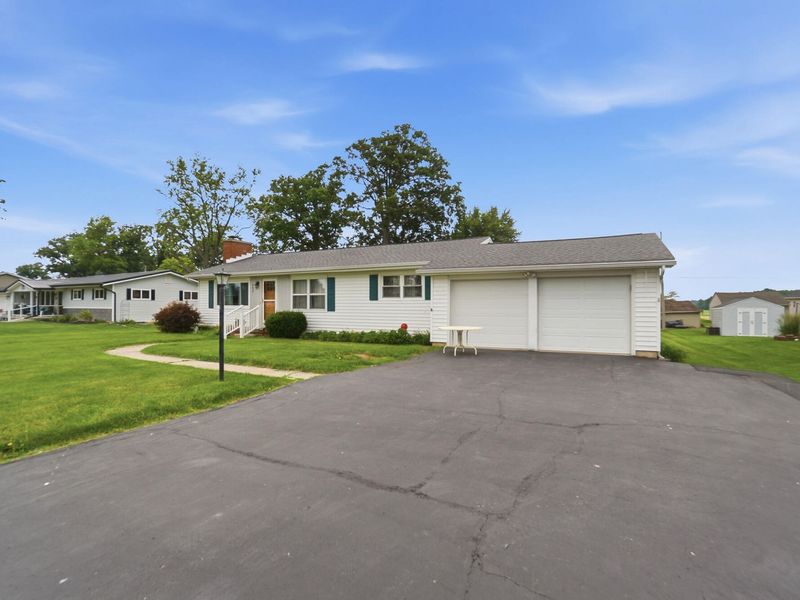 402 Woodlawn Drive, Wapakoneta, OH 45895 Photo 2