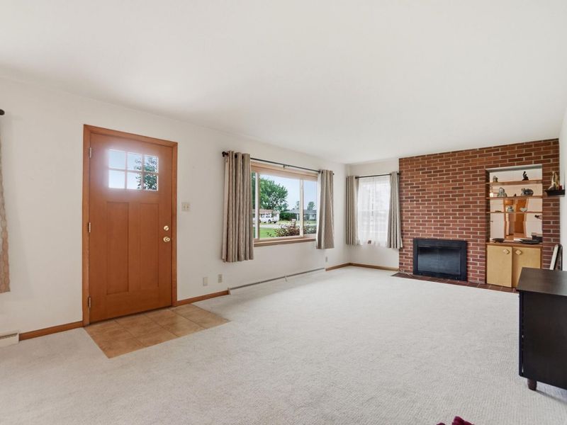 402 Woodlawn Drive, Wapakoneta, OH 45895 Photo 5