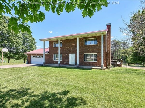 2180 Cross Creek Road, Buffalo, WV 25033